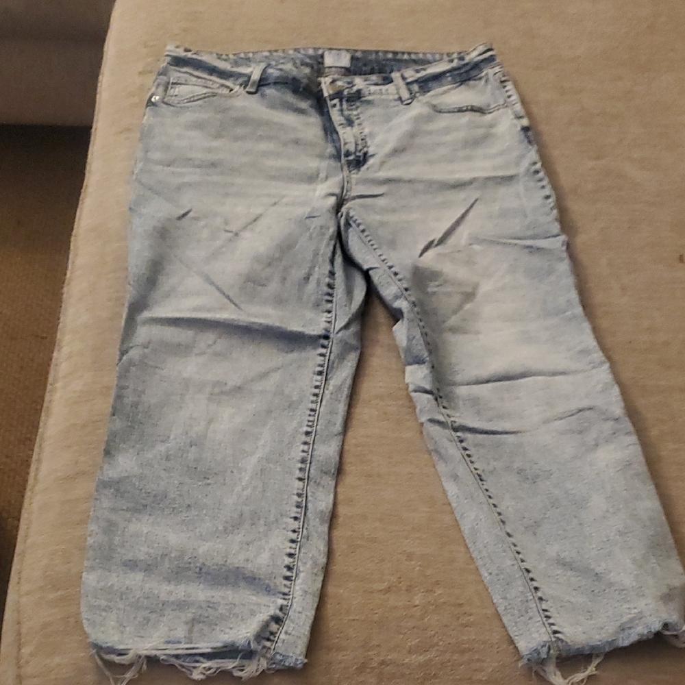 Time and Tru Light Wash Cropped Jeans